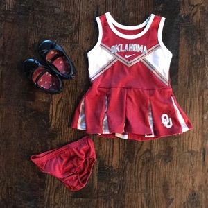 Oklahoma OU Sooners Cheerleader